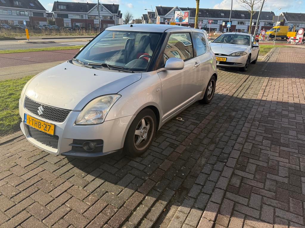 Suzuki Swift 1.6 3D Sport 2007 Grijs, Auto's, Suzuki, Voorwielaandrijving, 1005 kg, 40 €/maand, Zwart
