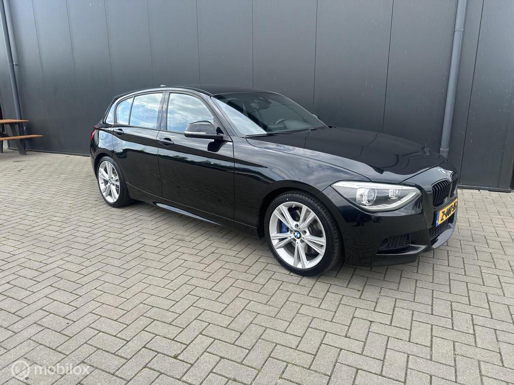 BMW 1-serie 125i 218PK! M sportpakket M sportremmen, Auto's, 1-Serie, Gebruikt, 4 cilinders, Zwart