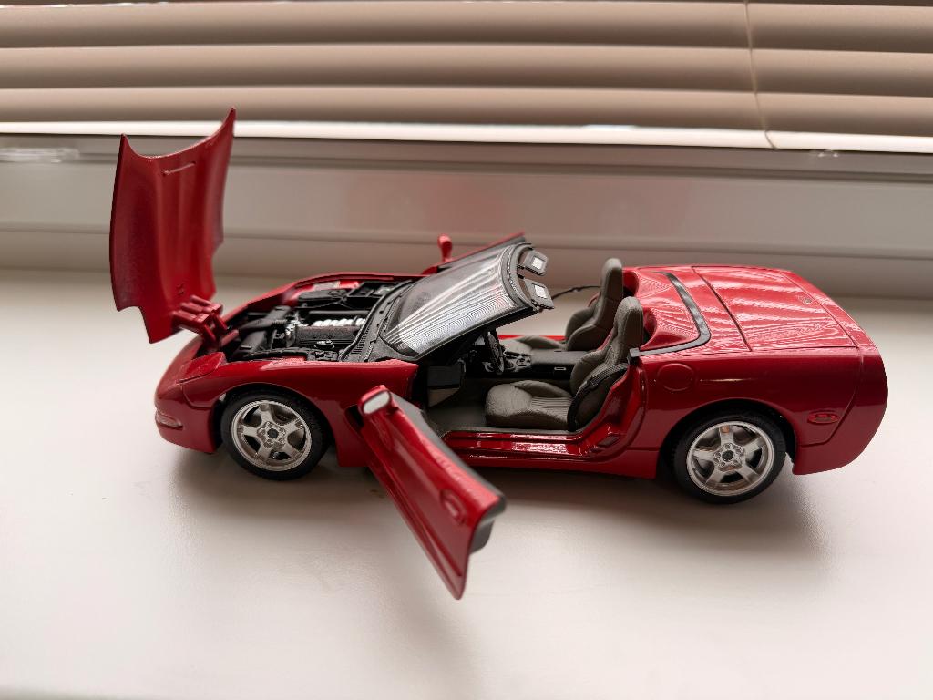 Bburago Chevrolet Corvette C5 1997 Rood schaal 1:18, Ophalen, Zo goed als nieuw, Auto, Bburago