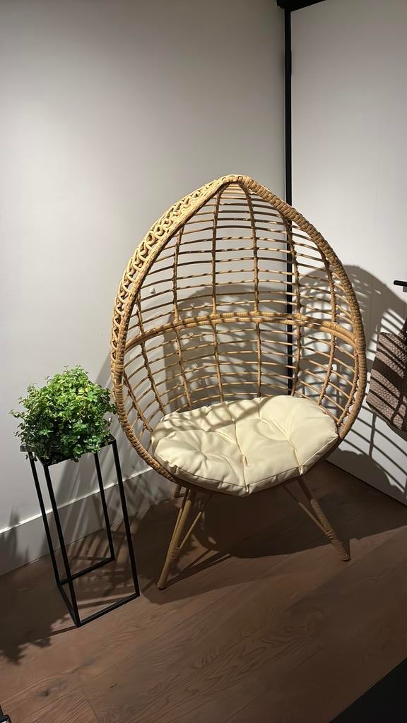Rotan pauwstoel / schelpstoel met kussen – Boho stijl, Huis en Inrichting, Stoelen, Ophalen, Bruin, Riet of Rotan, Zo goed als nieuw