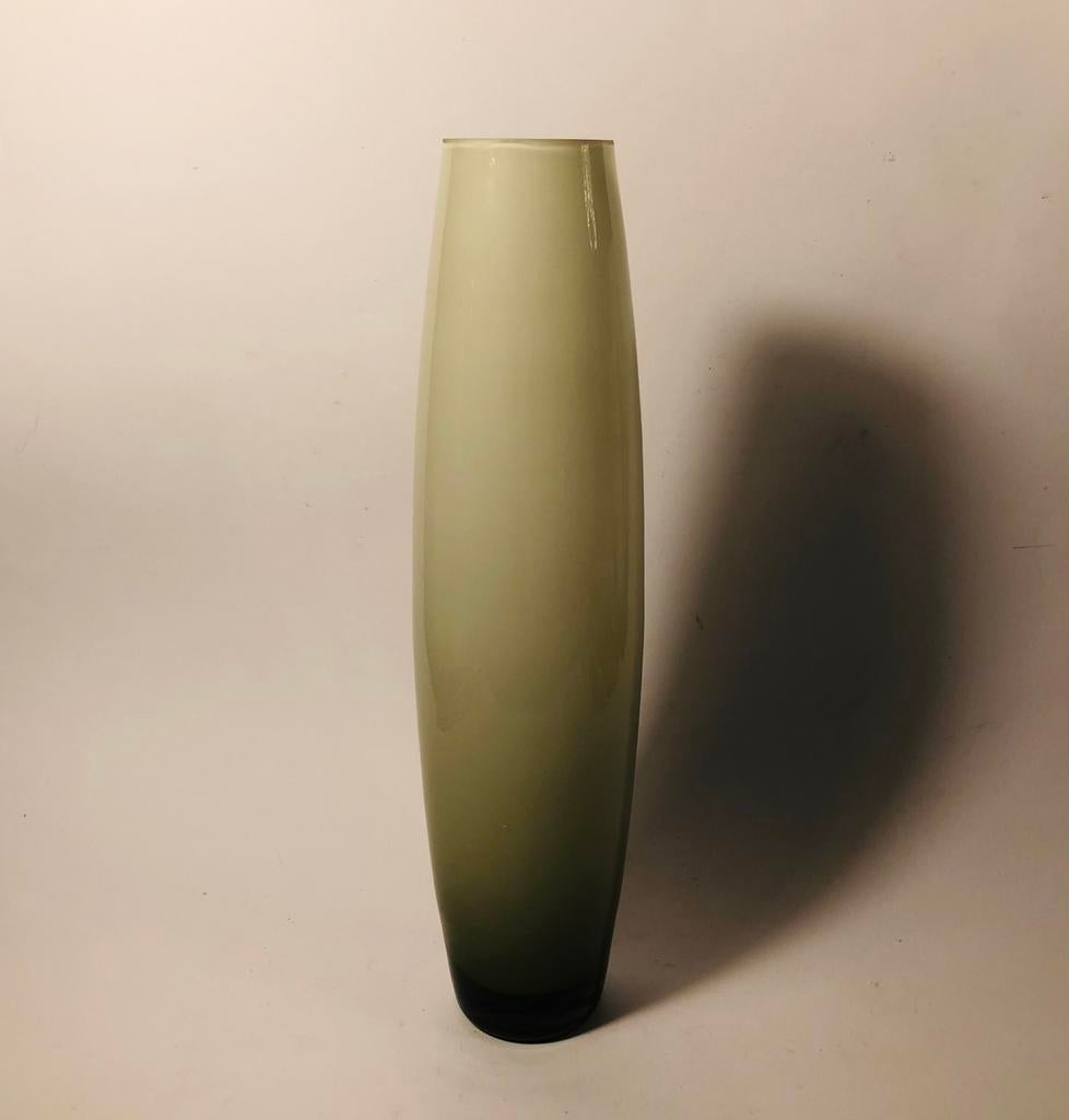 Smal sierlijk vaasje, zacht olijfgroen glas, Overige kleuren, Ophalen of Verzenden, Minder dan 50 cm, Glas