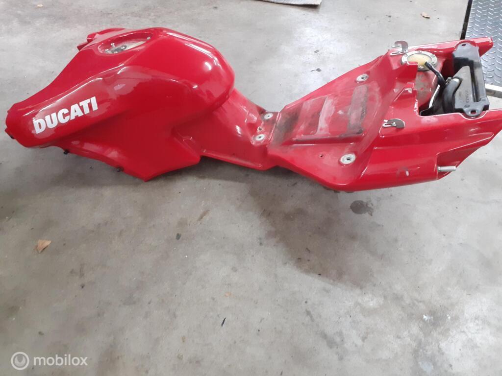 Benzinetank tank brandstoftank Multistrada 620 1000 1100, Gebruikt, Factorystore.service@ducati.com, Ophalen of Verzenden, Via Antonio Cavalieri Ducati, 74/5, 74/6, 40132 Bologna BO