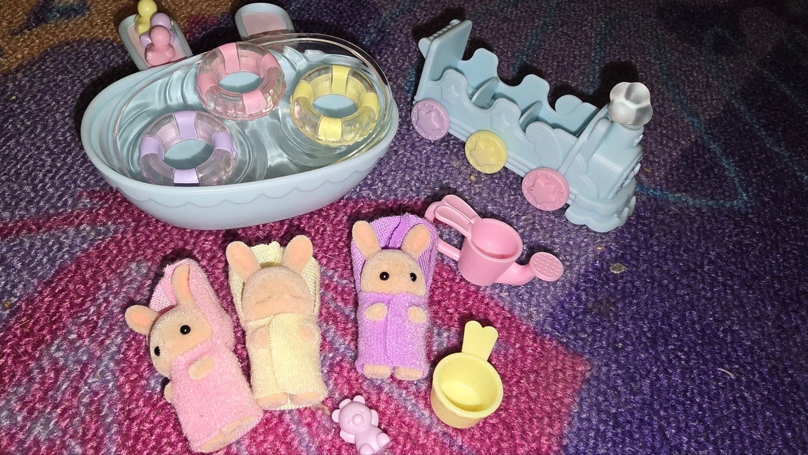 sylvanian families babies en badje plus accessoires, Ophalen of Verzenden, Zo goed als nieuw, Poppenhuis