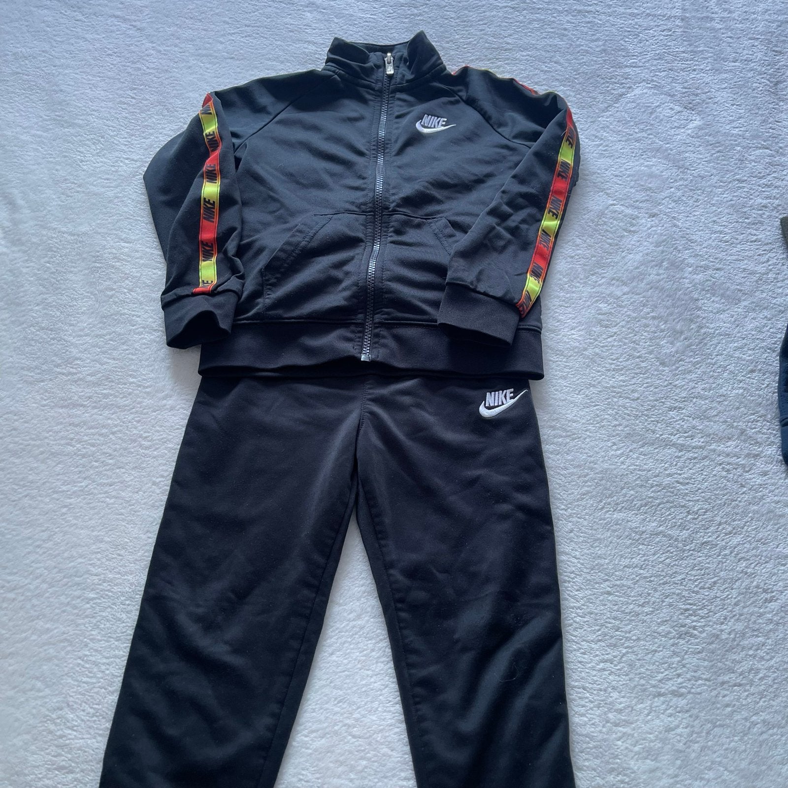 Nike trainingspak voor kinderen - Zwart met strepen 98-104, Ophalen of Verzenden, Gebruikt, Jongen of Meisje