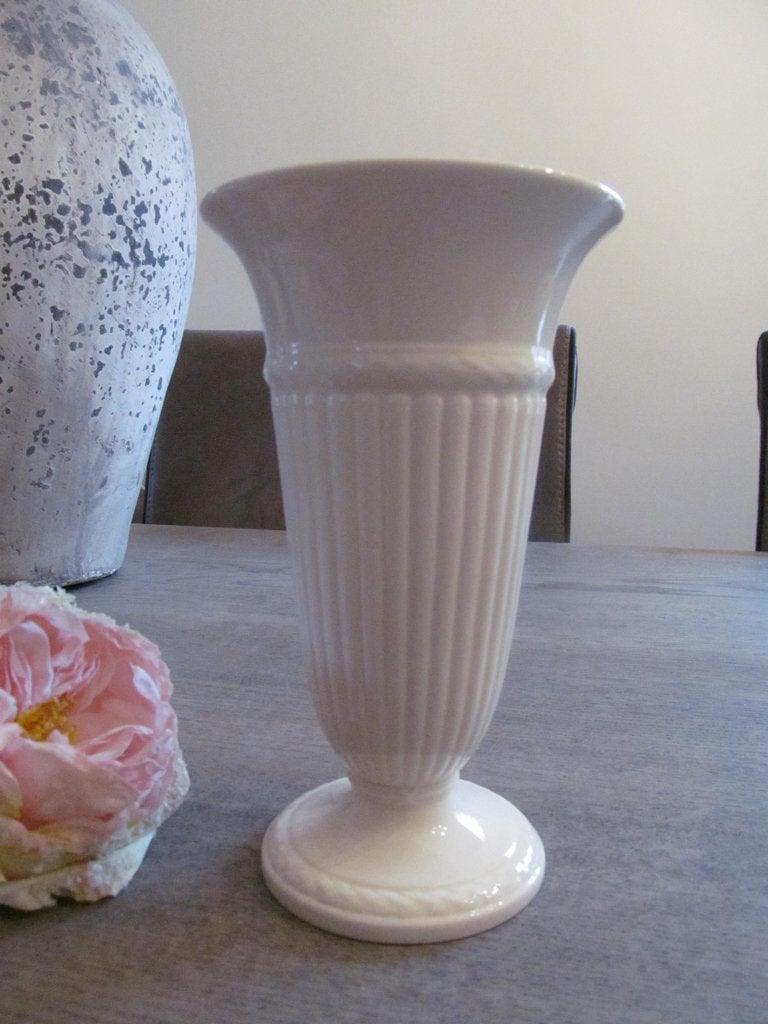 Wedgwood Vaas Ribbel, Overige kleuren, Aardewerk of Porselein, Ophalen of Verzenden, Zo goed als nieuw