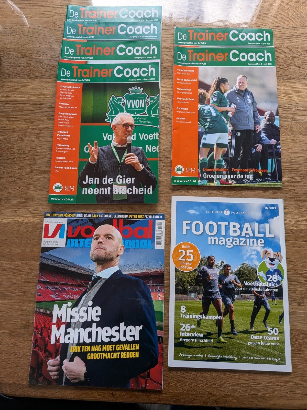 Tijdschriften + biografie voor de voetbaltrainer of -coach, Verzamelen, Ophalen, Zo goed als nieuw, Buitenlandse clubs, Boek of Tijdschrift
