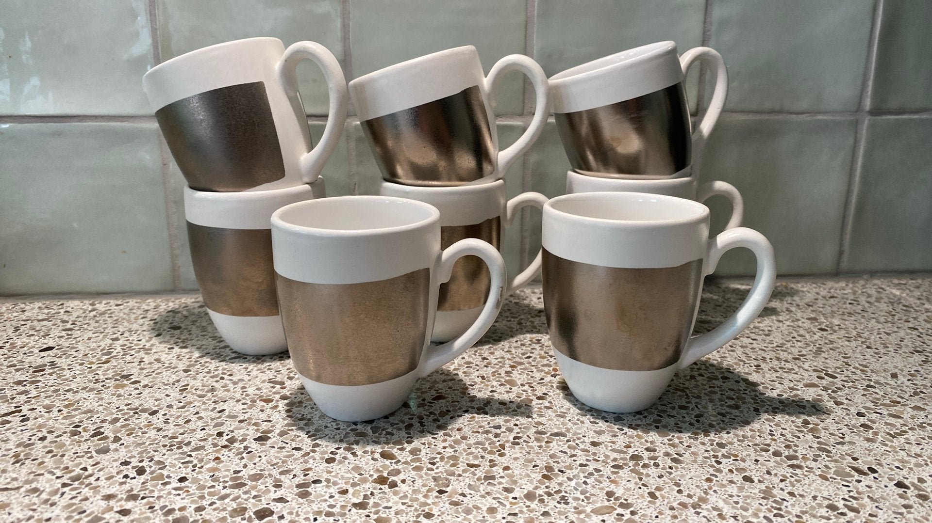 Set van 8 witte met zilveren band keramische mokken, Ophalen, Keramiek, Nieuw, Overige stijlen