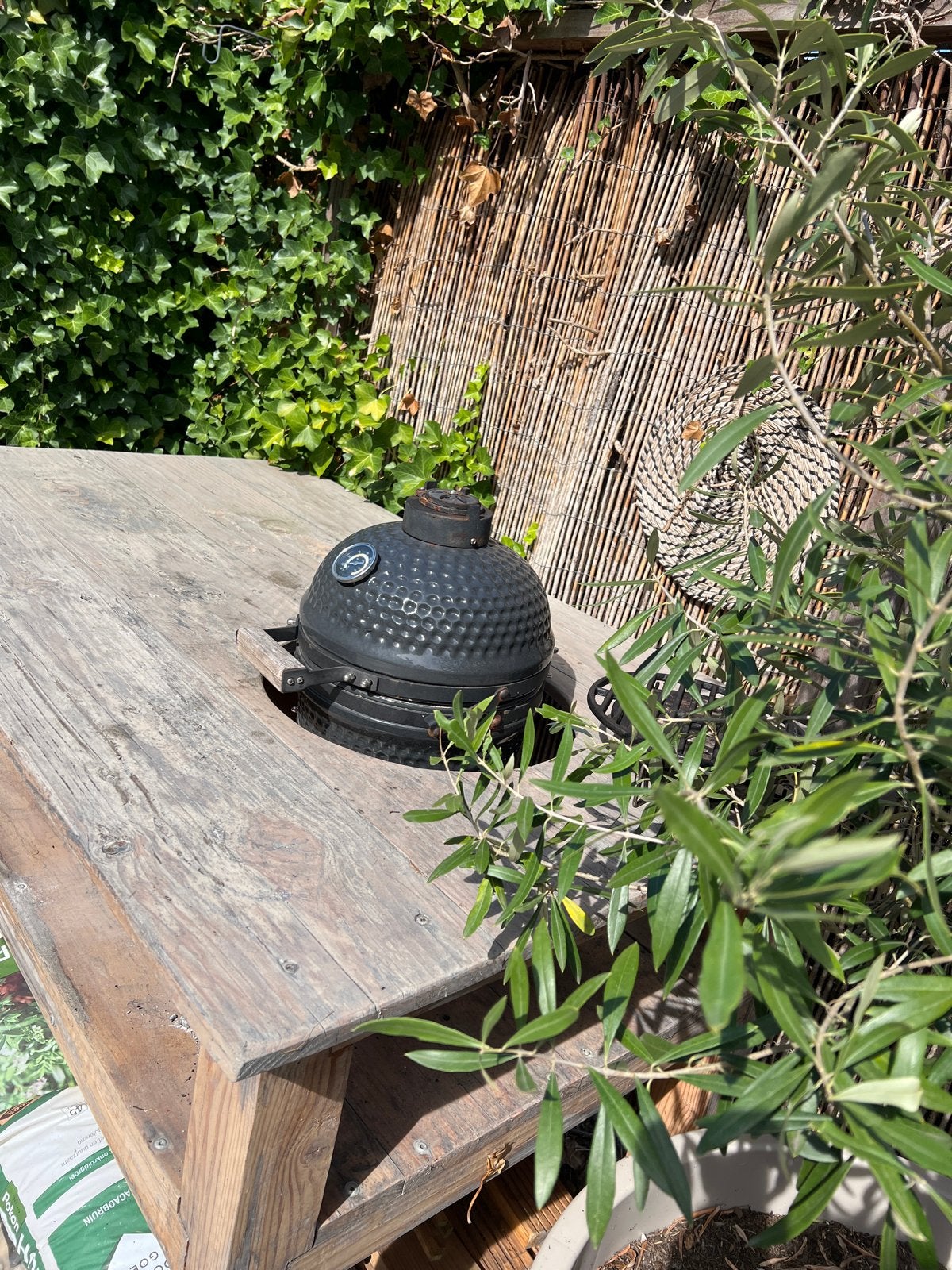 Robuuste Douglas BBQ/Kamado tafel met klein BBQ ei, Tuin en Terras, Ophalen, Gebruikt