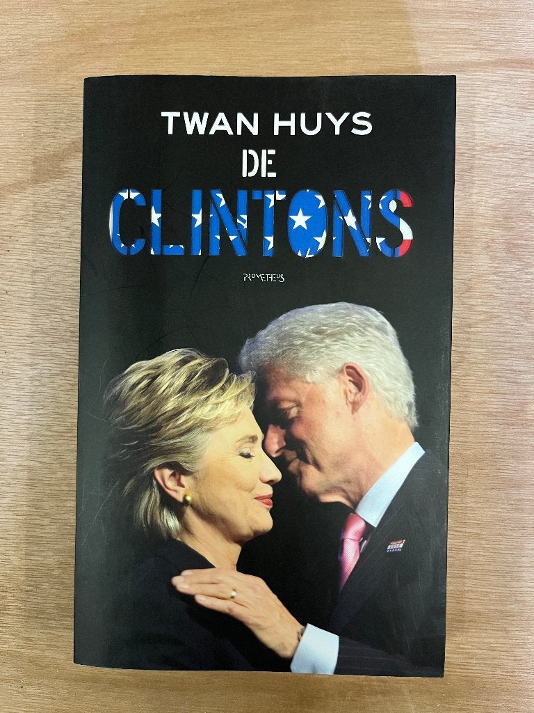 boek: De Clintons, Twan Huys, Boeken, Ophalen of Verzenden, Zo goed als nieuw, Politiek en Staatkunde, Nederland