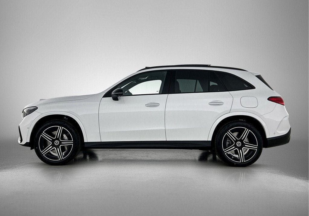Mercedes-Benz GLC 300e 4MATIC Sport Edition | Premium pakket, Auto's, Mercedes-Benz, Automaat, Zwart, 2255 kg, Wit