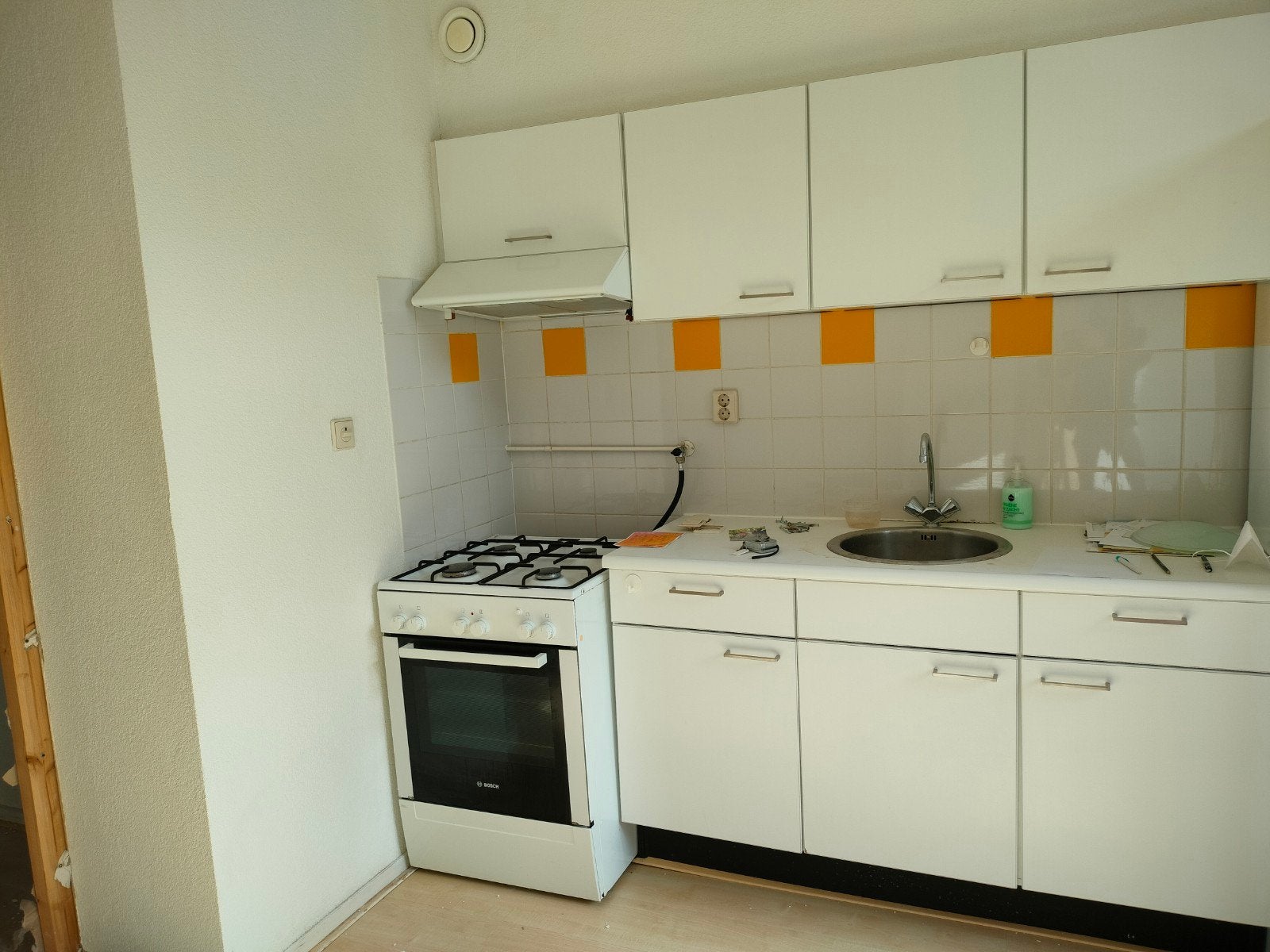 Compacte witte keuken met gasfornuis en afzuigkap, Huis en Inrichting, Keuken | Complete keukens, Ophalen, Gebruikt, Wit, Enkelwandige keuken