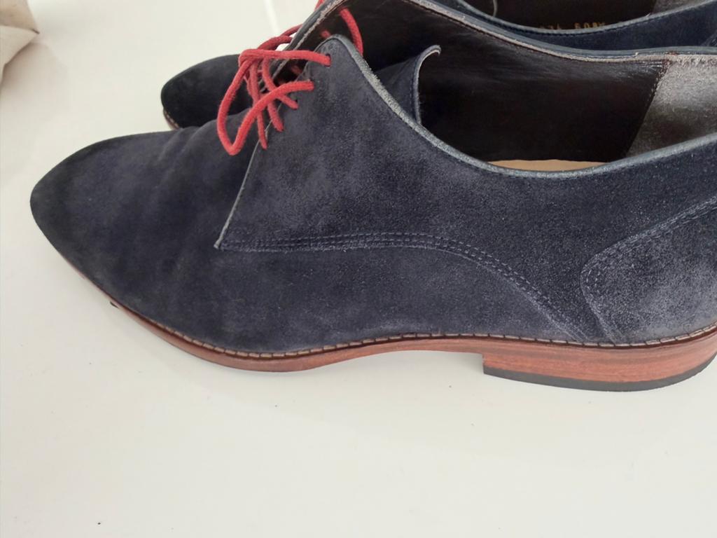 Donkerblauwe suède veterschoenen met rode veters, Ophalen of Verzenden, Gedragen, Blauw, Veterschoenen