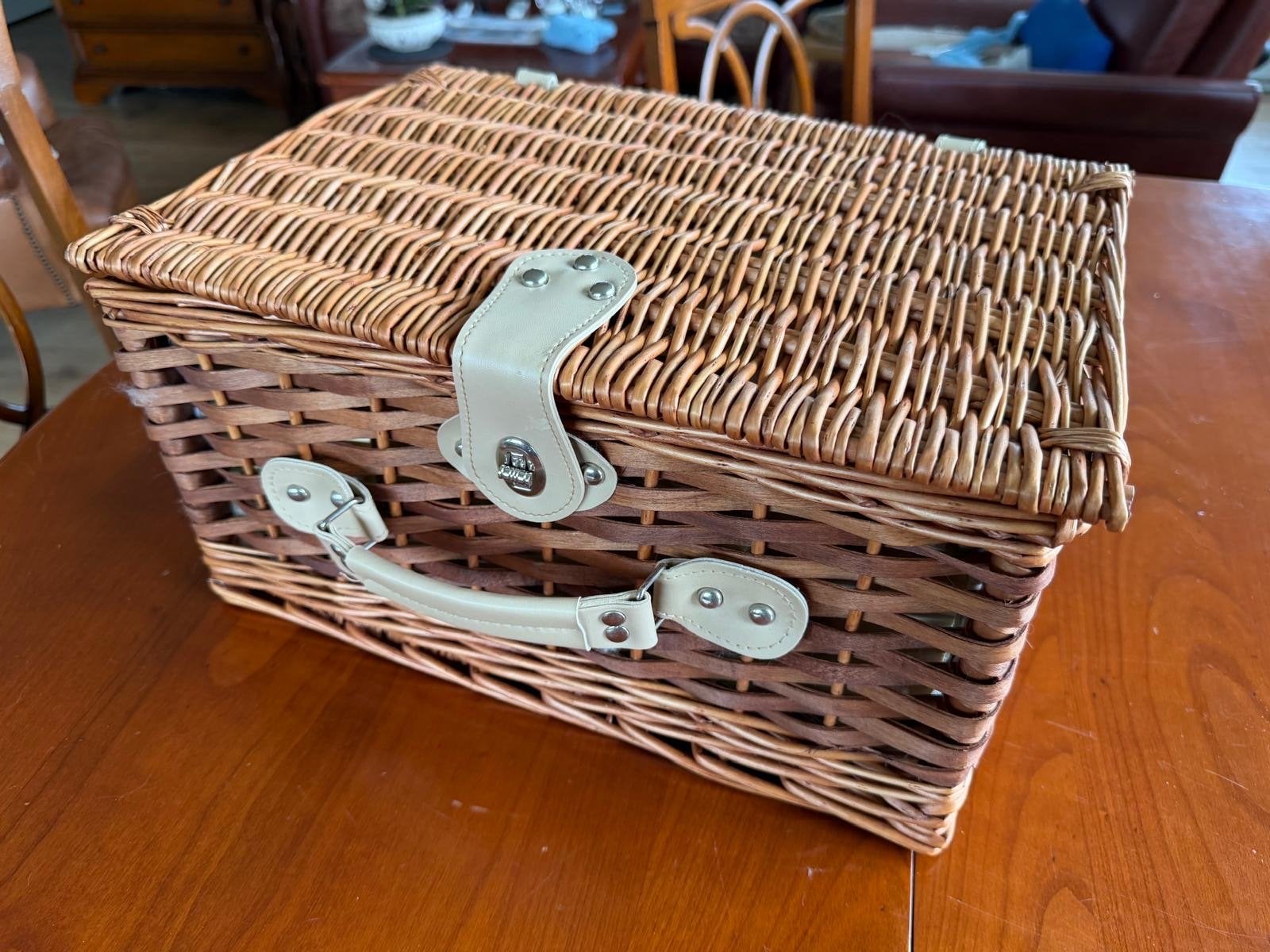 Picknickmand voor 4 personen - Compleet met servies, Hobby en Vrije tijd, Ophalen, Zo goed als nieuw