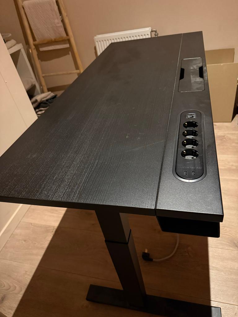 Zwart Bureau IKEA met Stopcontacten en Kabelgoot Z.G.A.N, Huis en Inrichting, Bureaus, Zo goed als nieuw, Zit-sta bureau, IKEA