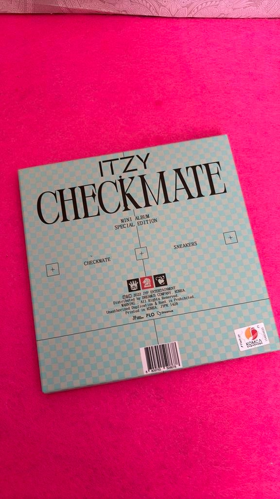 Itzy CD Checkmate mini album special edition sneakers kpop, Ophalen of Verzenden, Zo goed als nieuw