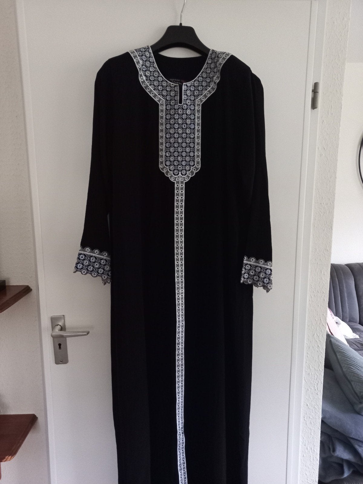Zwarte Abaya met blauw/zilveren borduursels, Maat 38/40 (M), Lamsat Al Sharqia, Zwart, Nieuw