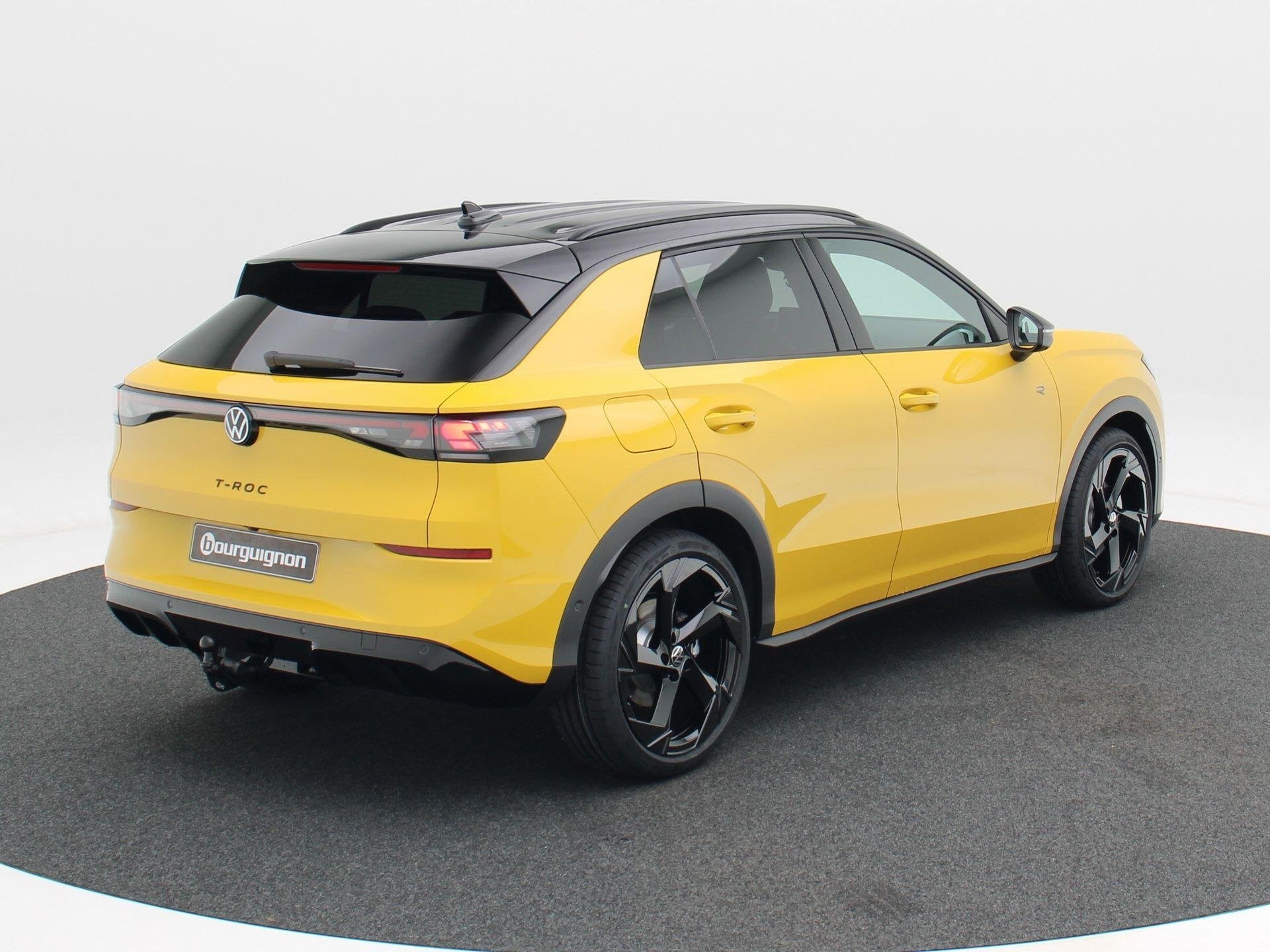 Volkswagen T-Roc R-Line First Edition 1.5 eTSI 150 PK | Trek, 1374 kg, 1498 cc, 150 pk, Zwart