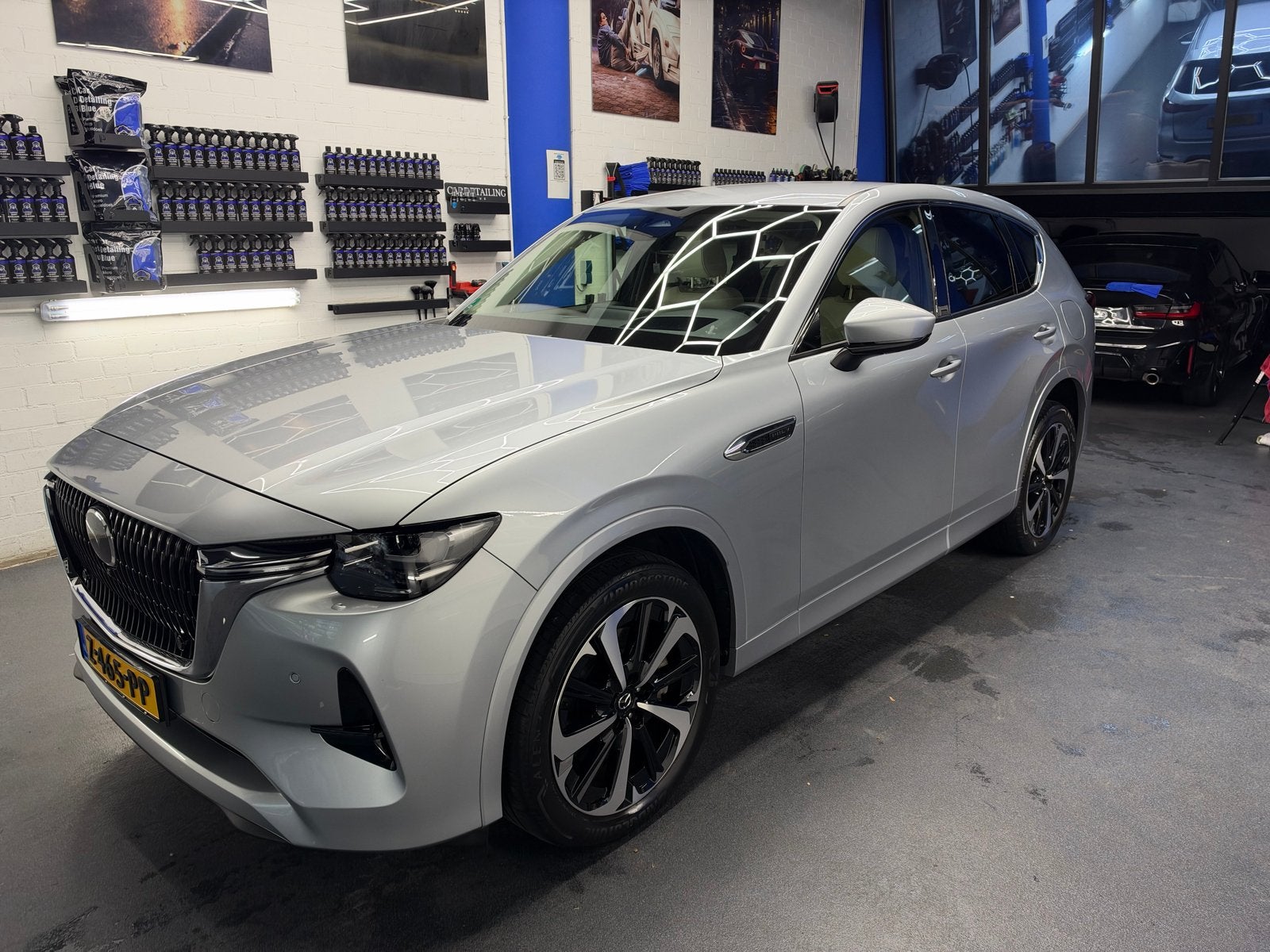 Mazda CX-60 2.5 E-skyactiv Phev 327pk Aut 2023 Grijs, Auto's, Automaat, Dealer onderhouden, 327 pk, 2500 kg
