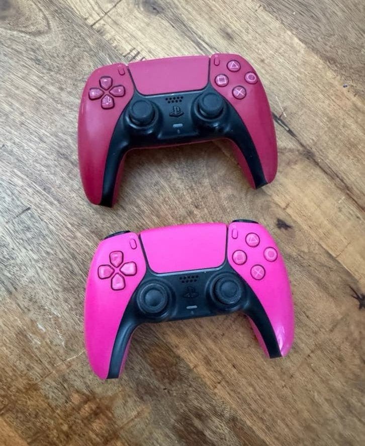 2x DualSense PS5 Controllers - Cosmic Red & Nova Pink, Ophalen of Verzenden, Zo goed als nieuw, Playstation 5