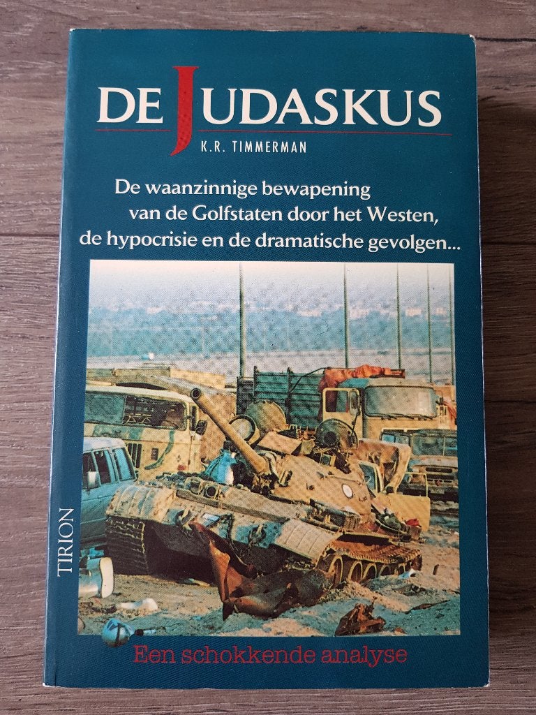 Boek: De Judaskus - KR Timmerman - bewapening van Golfstaten, Gelezen, K.R. Timmerman, Ophalen of Verzenden, Algemeen
