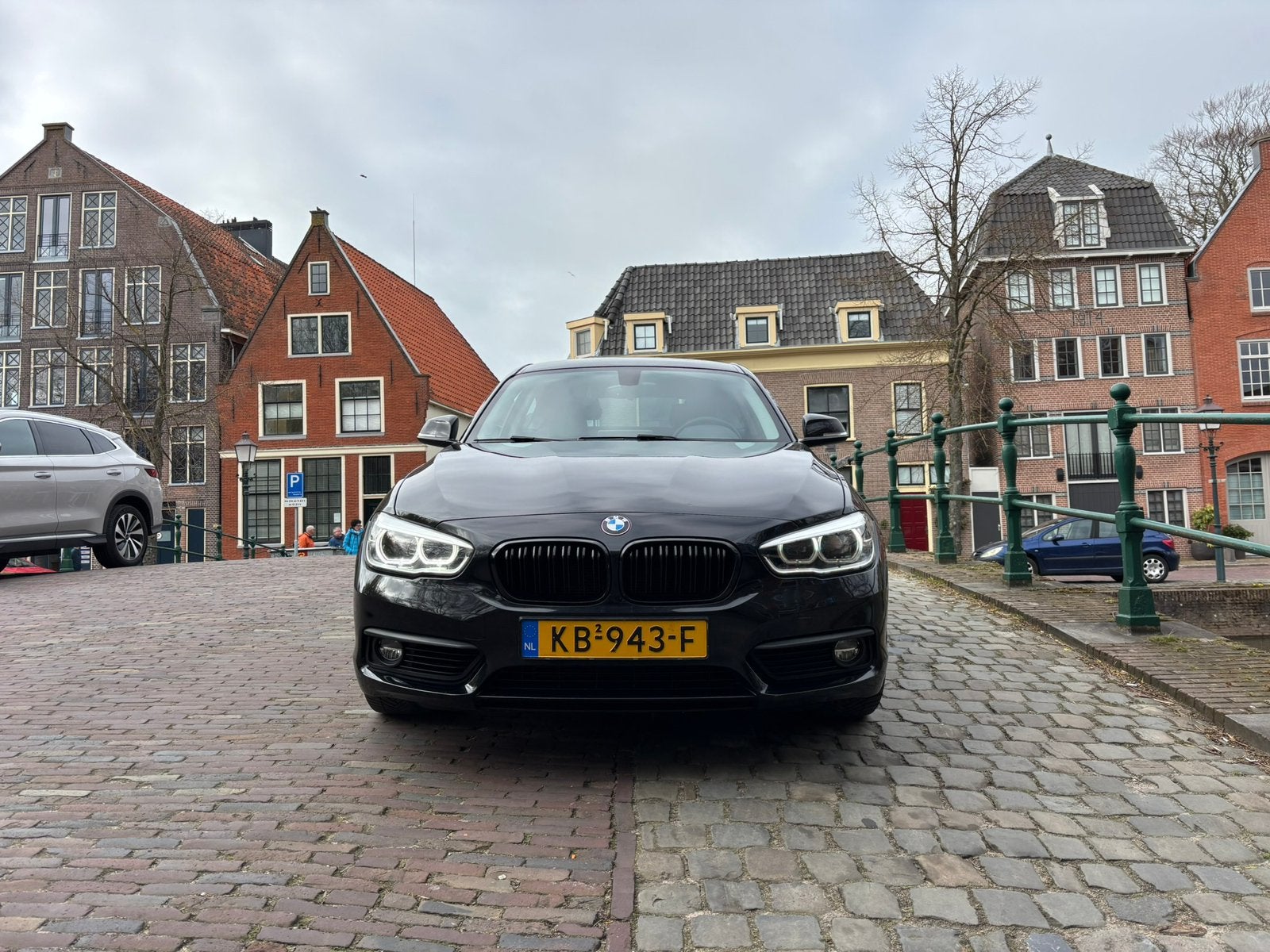 BMW 1-Serie 1.5 118I 3DR AUT 2016 Zwart, Auto's, Zwart, 1290 kg, 4 stoelen, Zwart