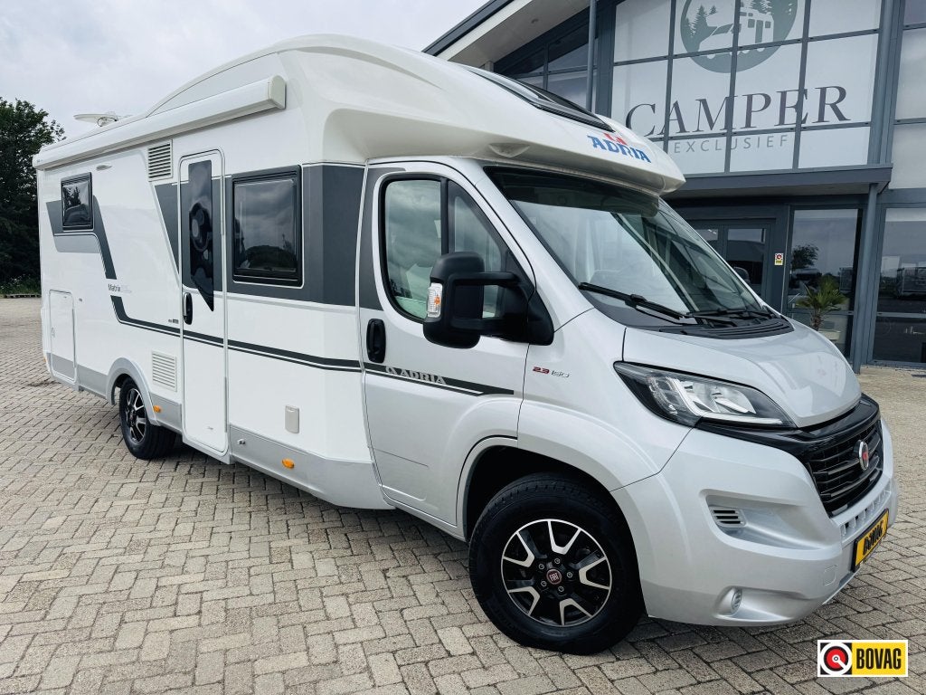 Adria Matrix 670 DC GT Edition Automaat Luchtvering, Caravans en Kamperen, Campers, Bedrijf, tot en met 4, Half-integraal, Adria