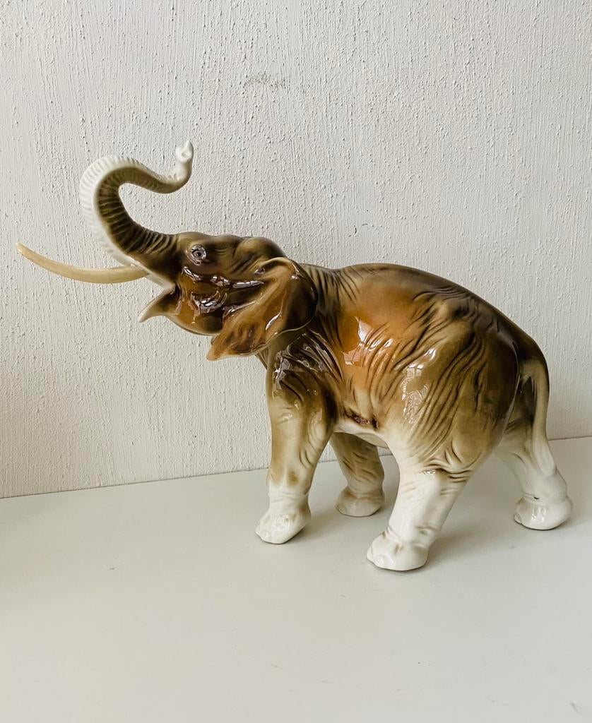Royal Dux porseleinen beeld van olifant , jaren 70, Verzamelen, Beelden en Beeldjes, Ophalen of Verzenden, Gebruikt, Dier