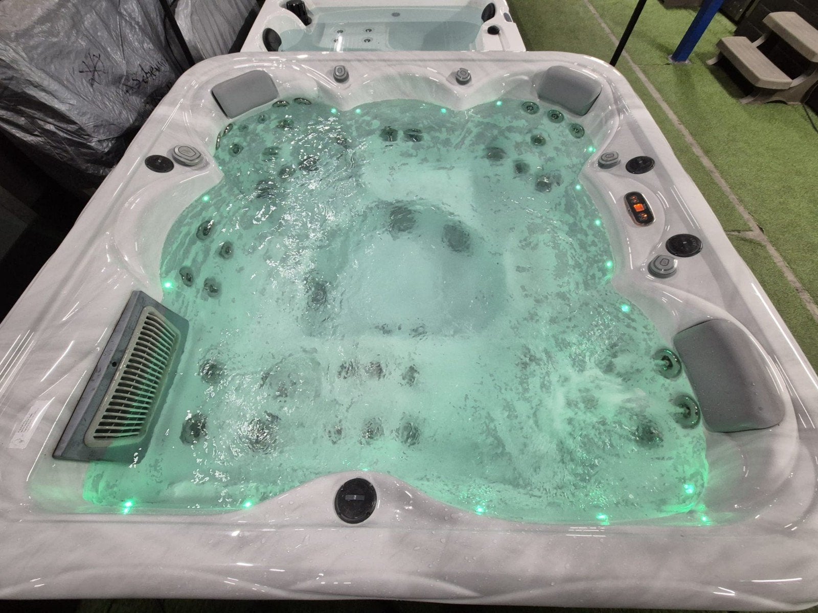 Wellis JACUZZI AANBIEDING‼️ VAN €5850 NAAR €4950‼️, Ophalen of Verzenden, Nieuw, Filter