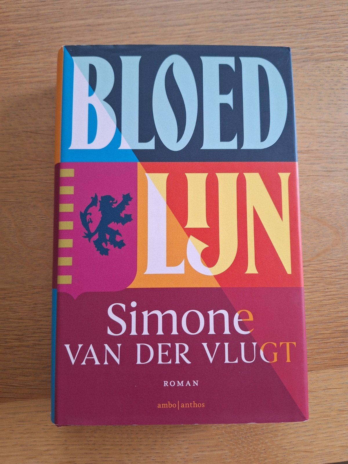Simone van der Vlugt - Bloedlijn, Ophalen of Verzenden, Zo goed als nieuw, Simone van der Vlugt