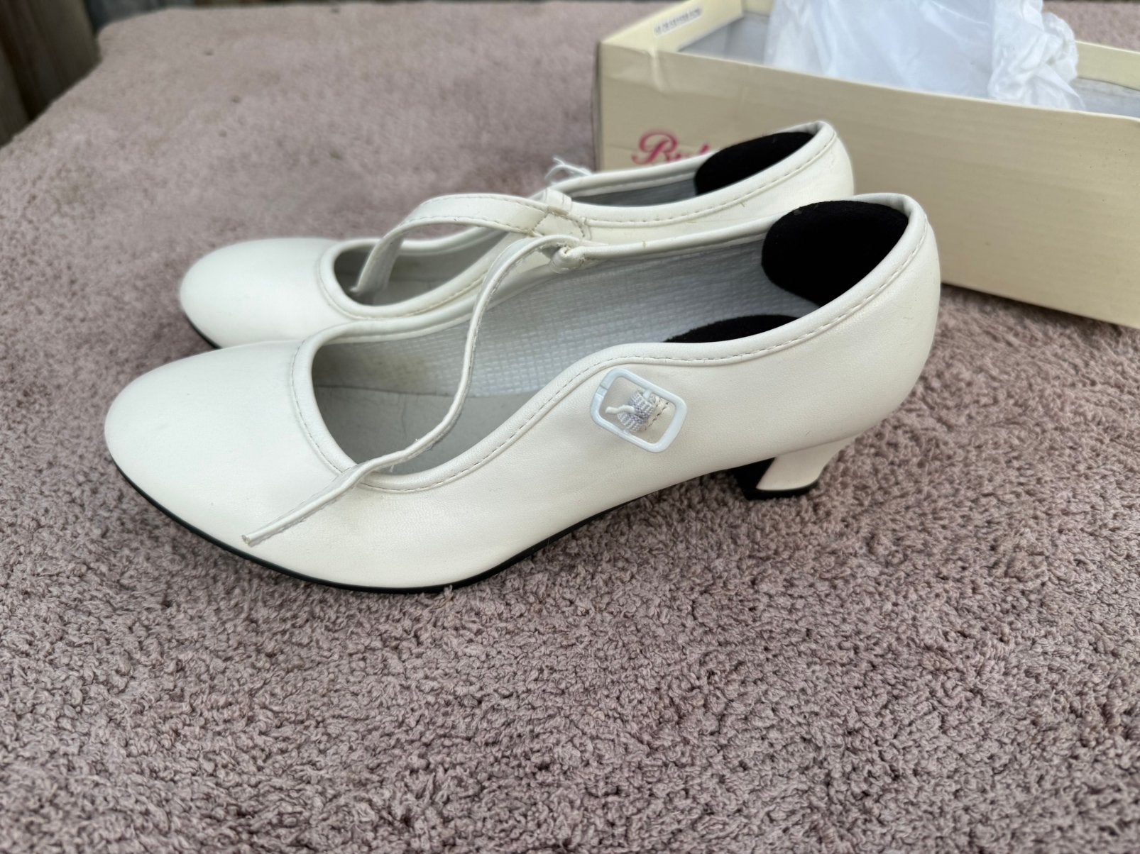 Witte meisjesschoenen / pumps met een klein hakje maat 35, Ophalen, Zo goed als nieuw, Wit