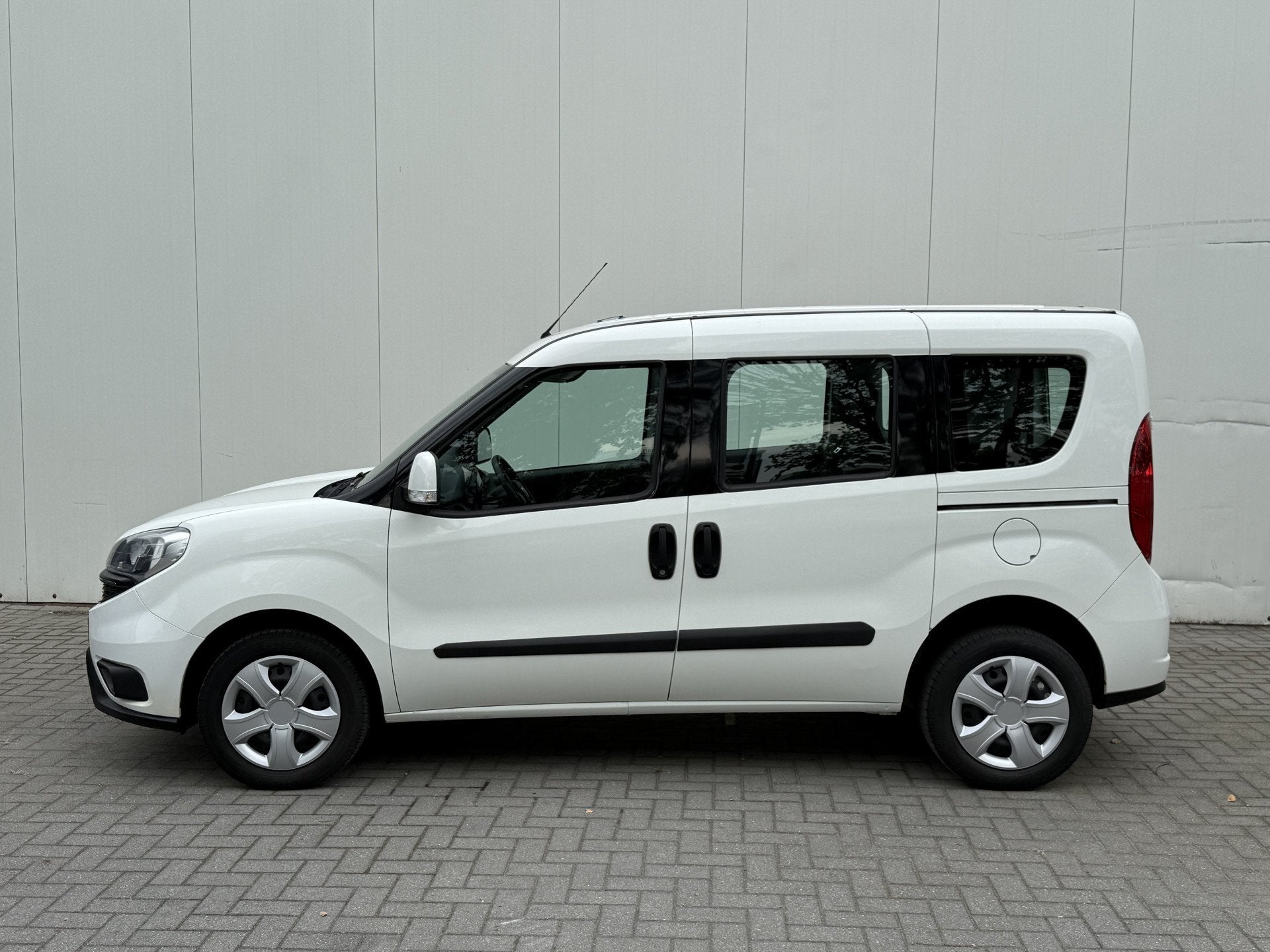 Fiat Doblò Rolstoelauto 3+1 - XL Bodemverlaging - 1e Eigena, Voorwielaandrijving, Dealer onderhouden, Gebruikt, 4 stoelen