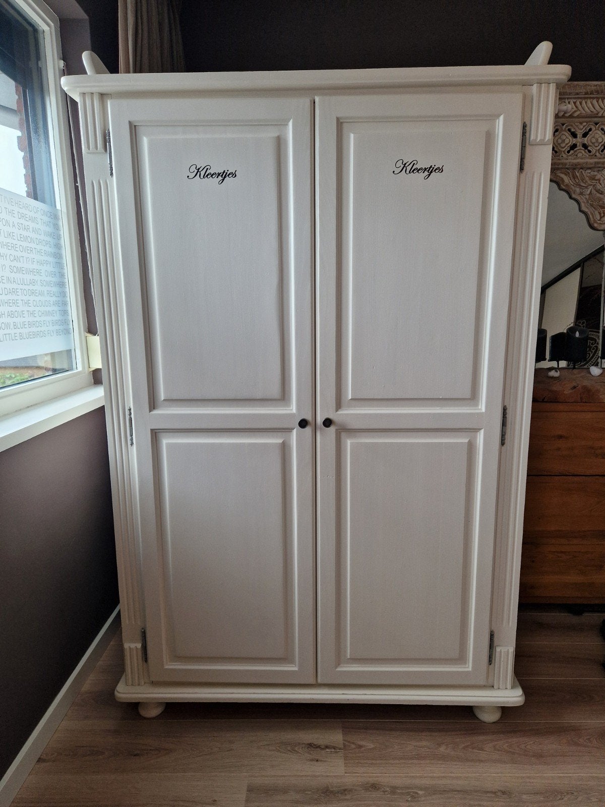 Brocante ruime witte baby kledingkast met legplanken en hang, Ophalen, Gebruikt, Kast