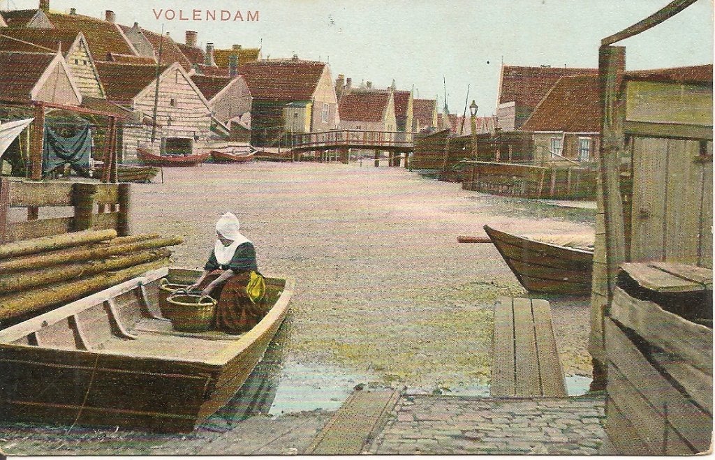Oude ansichtkaart Volendam, vissersvrouw in boot, Ophalen of Verzenden, Voor 1920, Gelopen, Noord-Holland