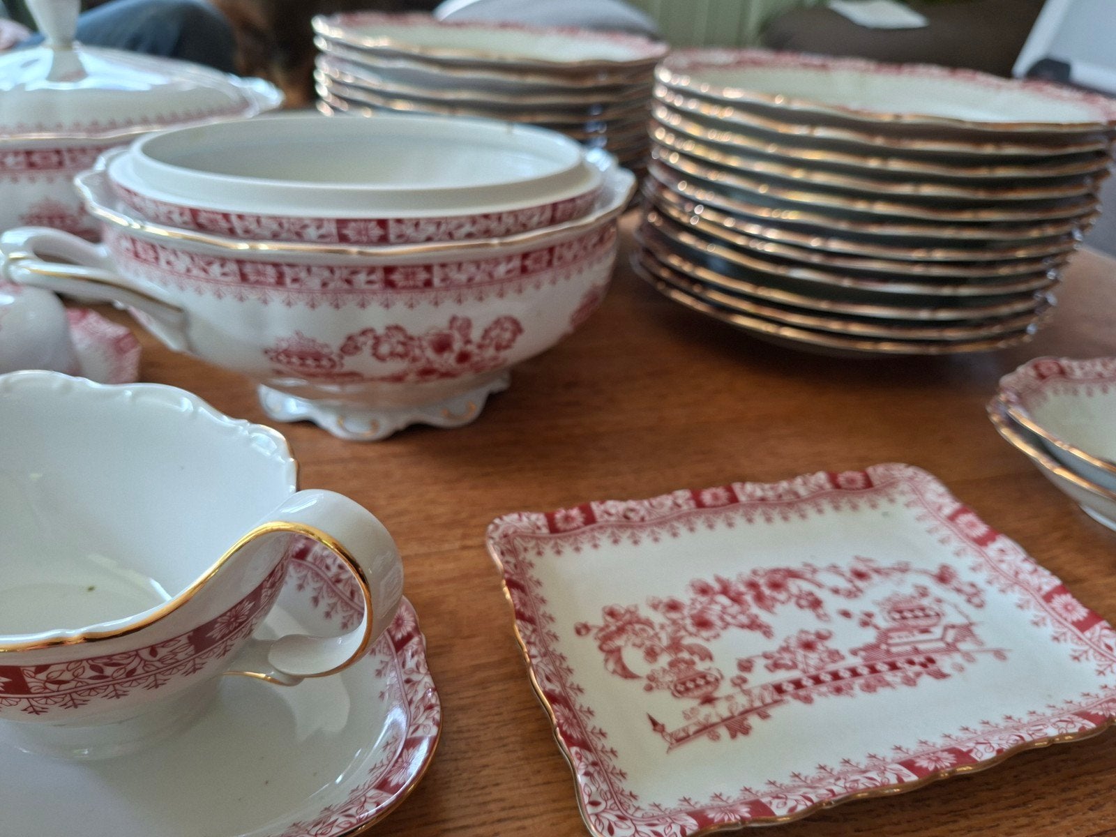 Uitgebreid porseleinen servies, rood-wit met gouden rand, Ophalen of Verzenden