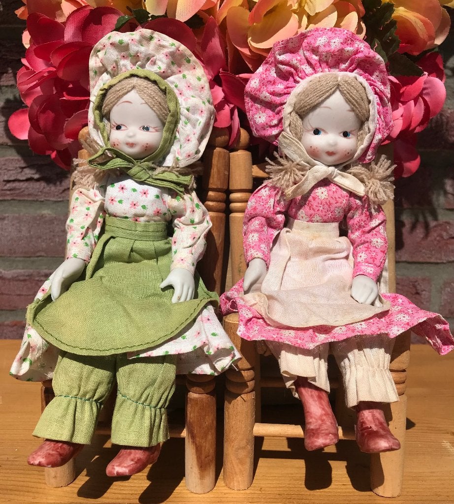 Poppen jaren 70 - Porselein - Rose en Groen met mutsje, Verzamelen, Poppen, Ophalen of Verzenden, Zo goed als nieuw, Pop
