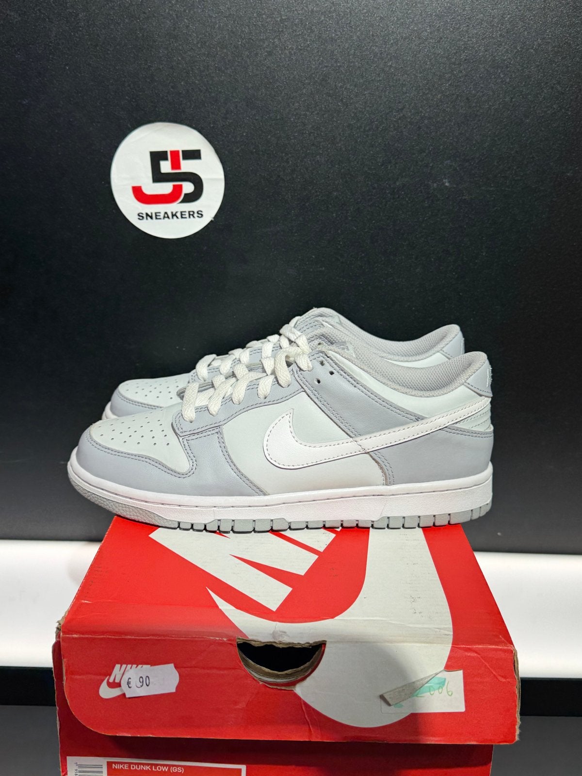 Nike Dunk Low (GS) - Light Smoke Grey, Ophalen of Verzenden, Zo goed als nieuw, Grijs, Sneakers of Gympen