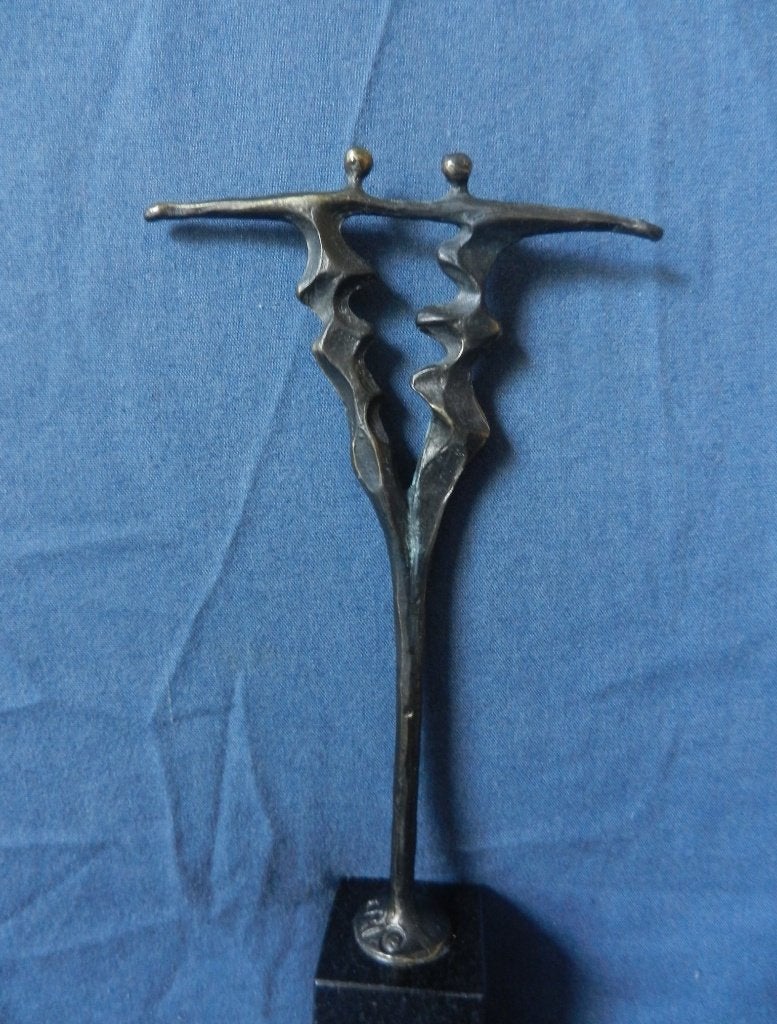 Verbronsd sculptuur Twee figuren Corry Ammerlaan h. 23 cm., Groep mensen, Ophalen of Verzenden, Overige stijlen, 20 - 50 cm