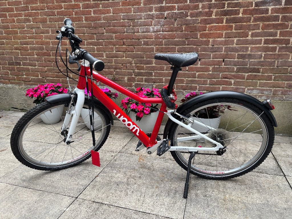 Mooie Woom 5 kinderfiets in rood met heel veel accessoires!, Ophalen, 24 inch, Zo goed als nieuw, Woom