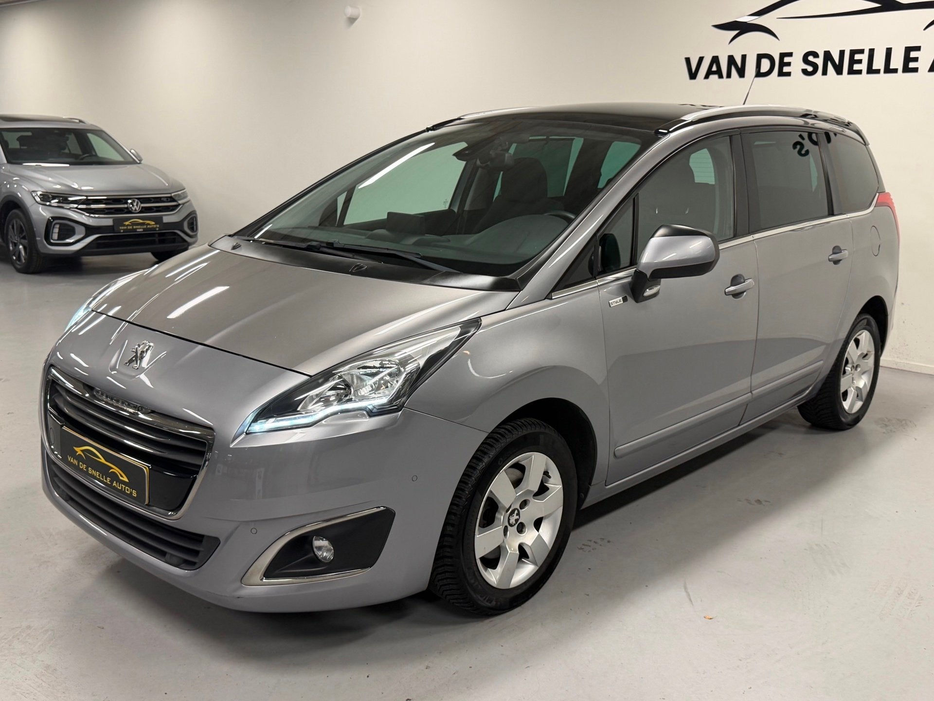 Peugeot 5008 1.2 PureTech Style 7p. CAMERA/PDC/TREKHAAK/PANO, Auto's, Voorwielaandrijving, 745 kg, Gebruikt, Euro 6