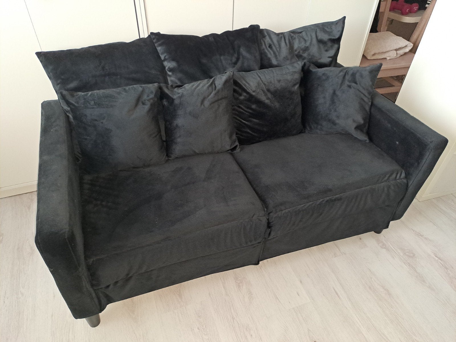 Zwarte tweepersoonsbank met kussens - Zo goed als nieuw, Huis en Inrichting, Ophalen, 150 tot 200 cm, Tweepersoons, 75 tot 100 cm
