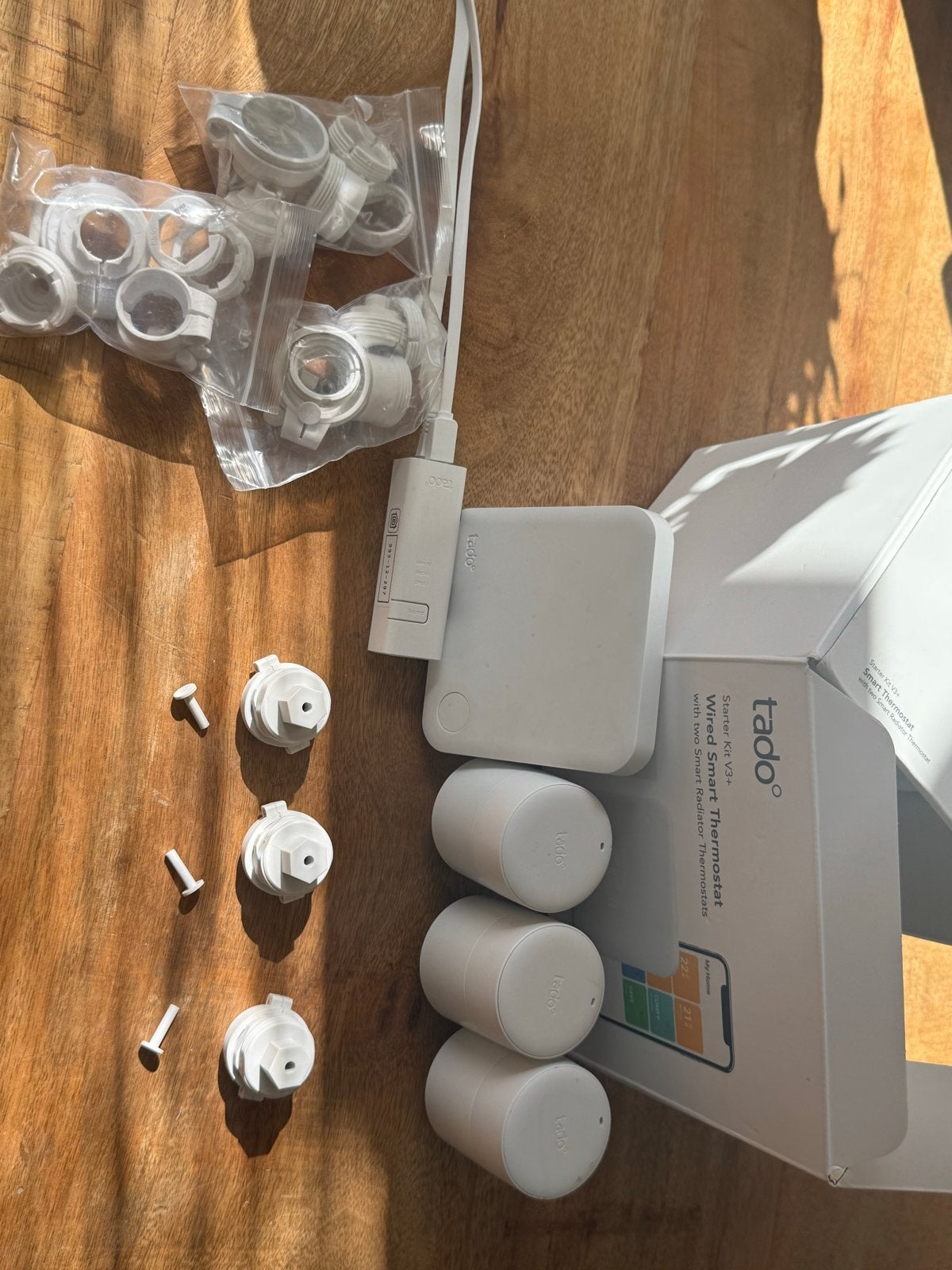 Tado Slimme Thermostaat Starter Kit V3+ met 3 radiatorknoppe, Ophalen of Verzenden, Slimme thermostaat, Zo goed als nieuw