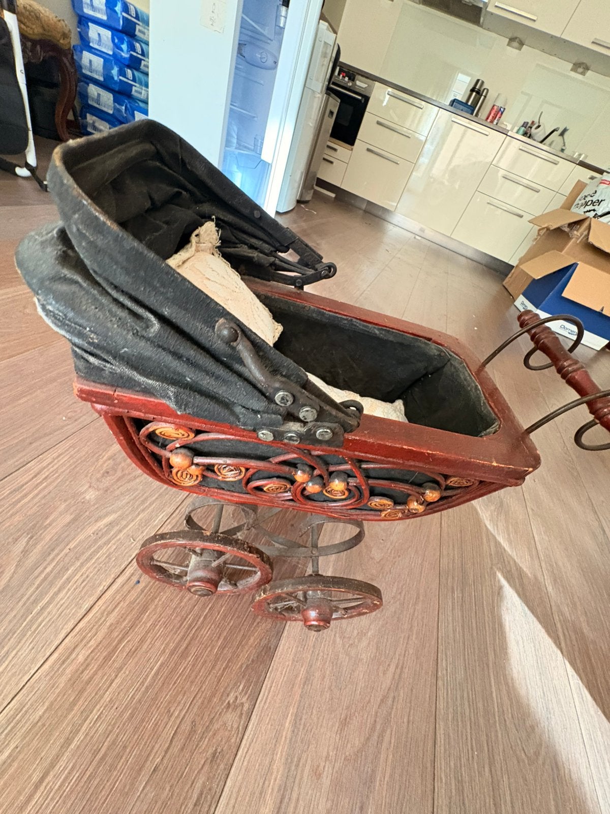 Antieke poppenwagen en porseleinen pop, Ophalen of Verzenden