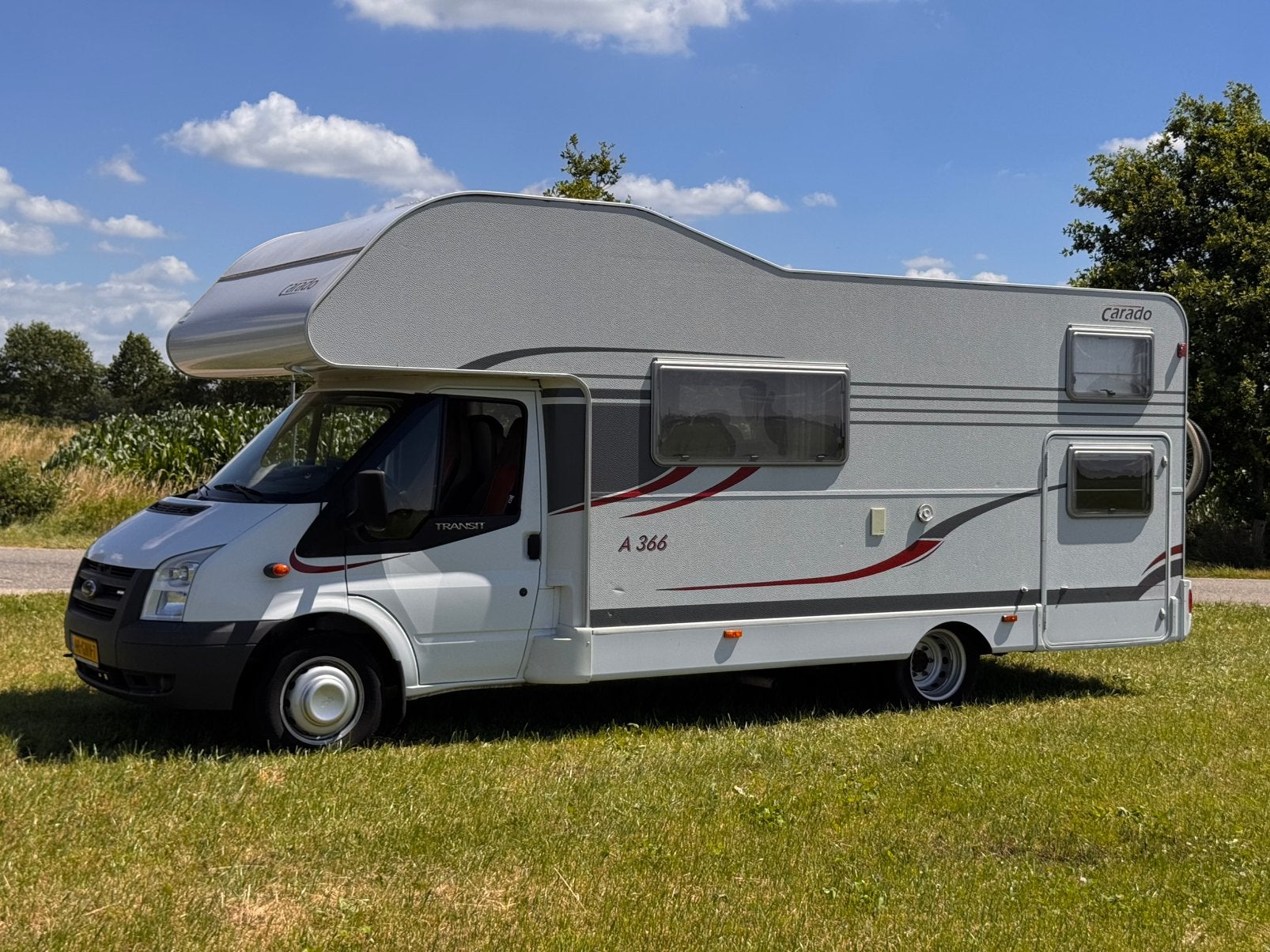Ford Carado camper 94.000km 6 persoons, Caravans en Kamperen, Campers, Rookmelder, Ford, Koelkast, Half-integraal
