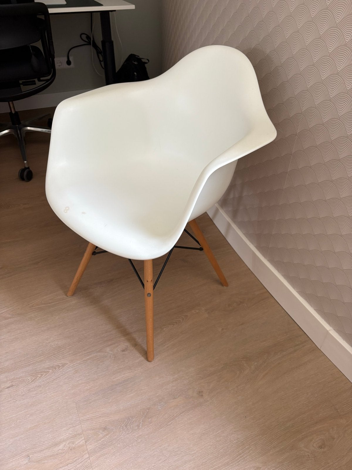 Witte kuipstoel met houten poten - Eames stijl, Gebruikt, Wit, Ophalen of Verzenden, Eén