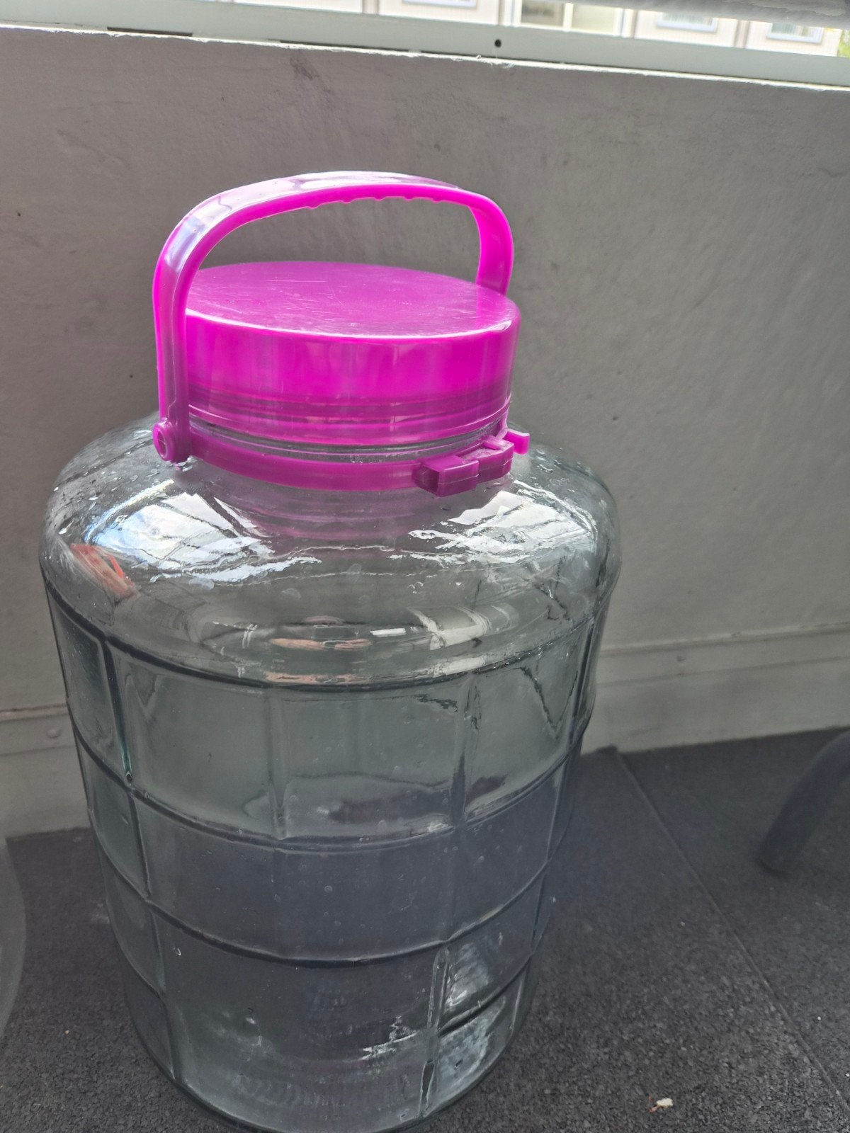 2 Grote glazen flessen met handvat - €10 per stuk, Ophalen, Gebruikt, Transparant, Met handvat