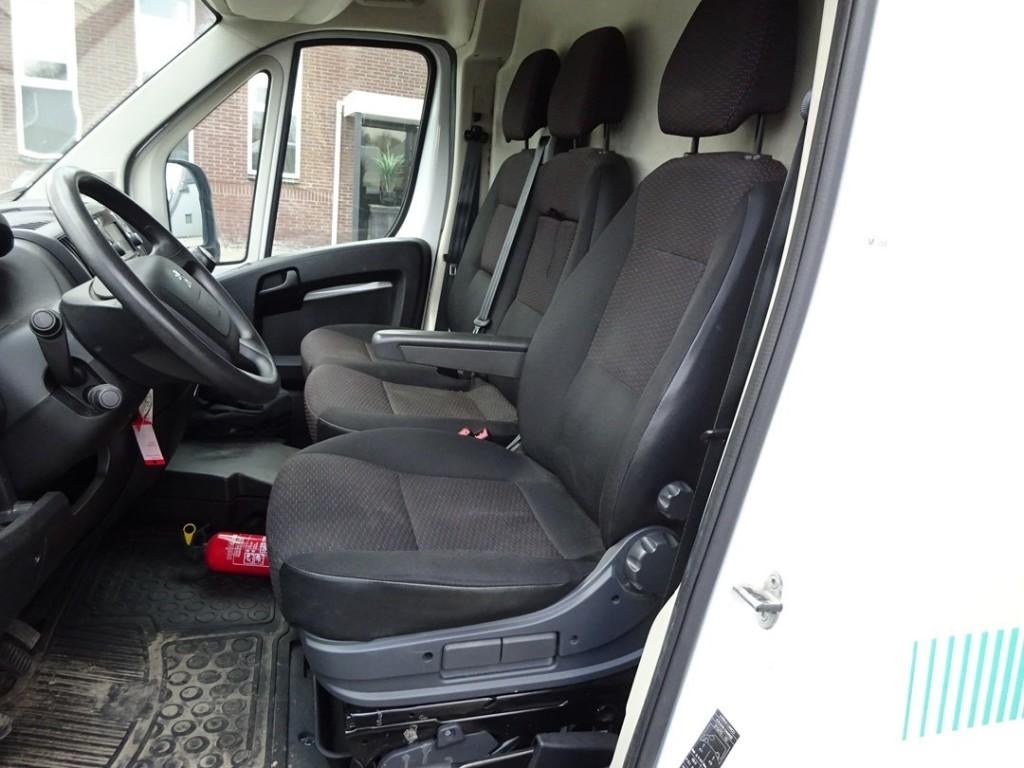 peugeot boxer bj2022 stoel links met armleuning, Ophalen of Verzenden