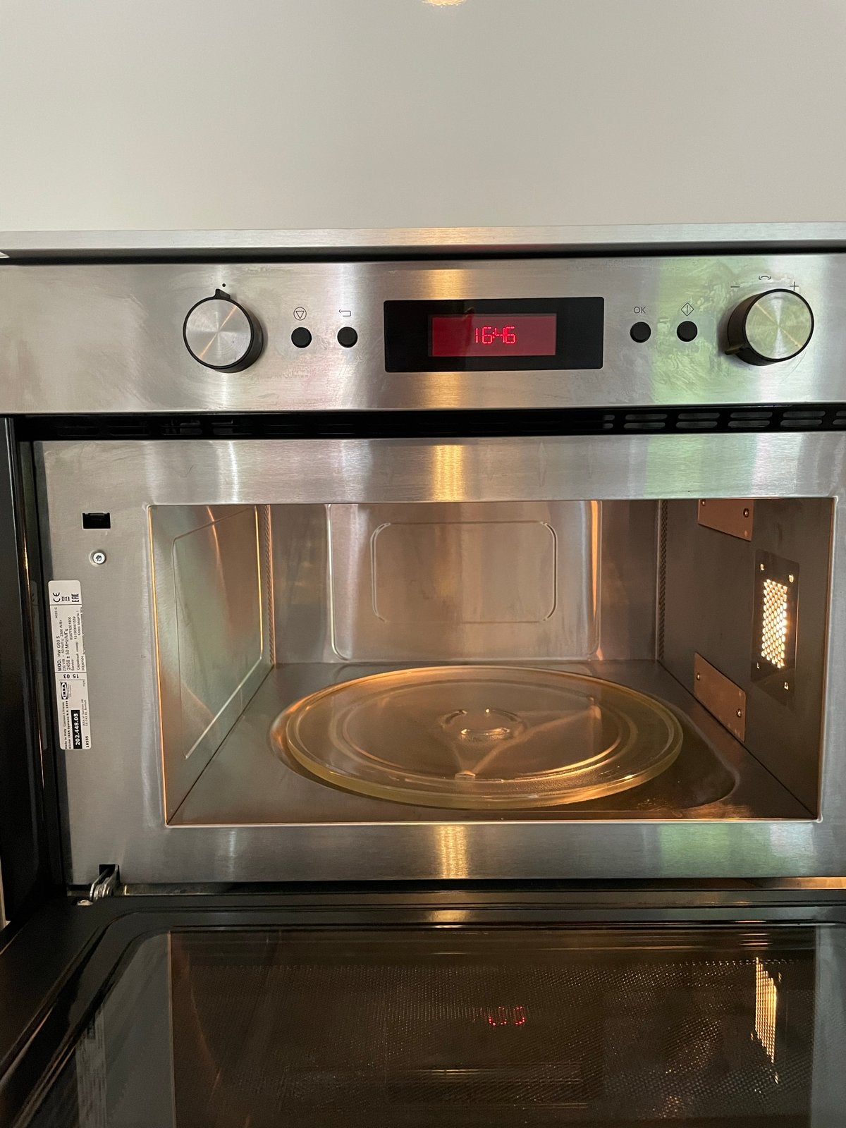 Foto 10 van Moderne witte keuken met inbouwapparatuur