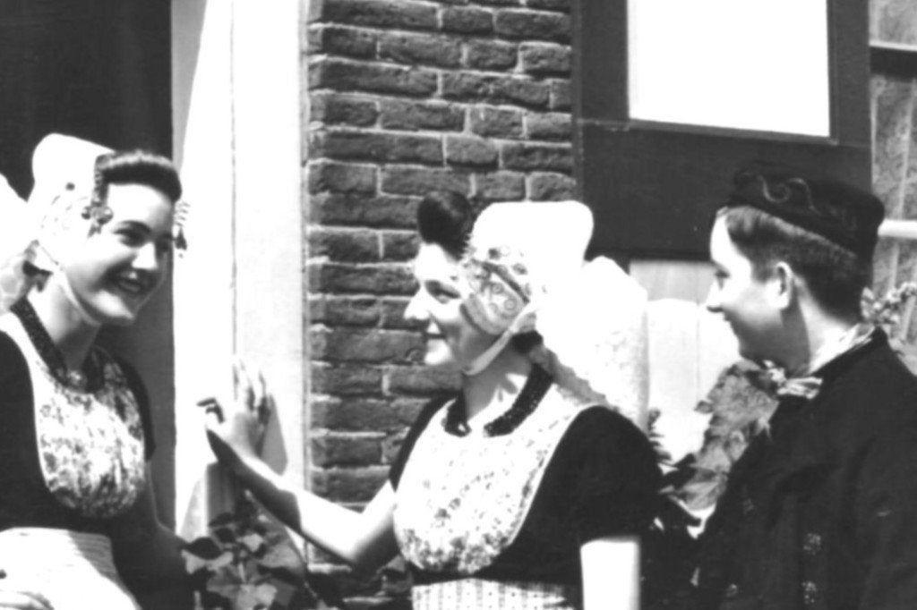 700468 Arnemuiden Klederdracht Zeeland 1957 Gelopen, Ophalen of Verzenden, 1940 tot 1960, Gelopen, Zeeland