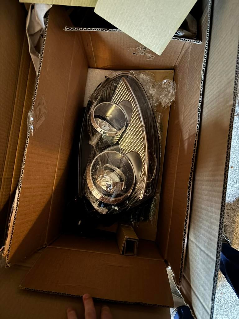 VW Golf 5 GTI Xenon Koplamp Rechts OEM Hella NIEUW, Auto-onderdelen, Verlichting, Ophalen of Verzenden, Nieuw