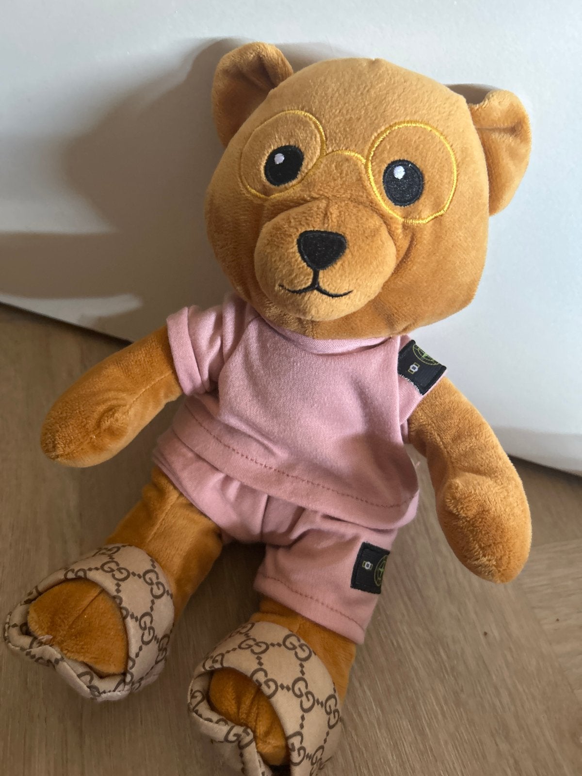Knuffelbeer met roze pakje en Gucci slippers, Gebruikt, Overige merken, Overige karakters, Beer